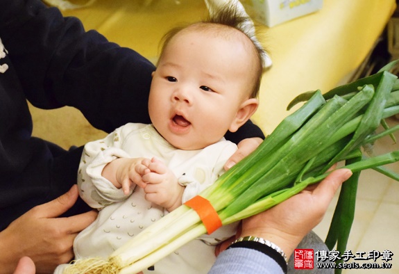 剃胎毛、滿月剃頭、嬰兒剃頭、嬰兒理髮、嬰兒剃髮、嬰兒剃胎毛、嬰兒滿月剃頭、寶寶剃頭、剃胎毛儀式、剃胎毛吉祥話、滿月剃頭儀式、滿月剃頭吉祥話、寶寶剃胎毛、寶寶滿月剃頭理髮、 新北新莊區剃胎毛、新北新莊區滿月剃頭、 新北新莊區嬰兒剃頭剃胎毛、新北新莊區嬰兒理髮、新北新莊區嬰兒剃髮、邱寶寶(新北新莊區到府嬰兒寶寶滿月剃頭理髮、免費到府嬰兒剃胎毛儀式吉祥話)。到府剃頭剃胎毛主持、專業拍照、DVD光碟、證書。★購買「臍帶章、肚臍章、胎毛筆刷印章」贈送：剃頭、收涎、抓周，三選一。2016.01.09 照片10